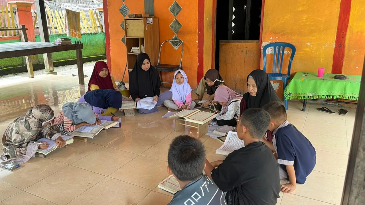 Mahasiswa KKN Gelombang 115 Universitas Hasanuddin mendampingi anak-anak TPA Desa Sipodeceng dalam Kelas Terjemah Al-Qur’an berbasis Metode Tamyiz, membimbing peserta memahami makna ayat secara kata per kata melalui pembelajaran interaktif yang berlangsung sejak 4 Januari hingga 6 Februari 2026.